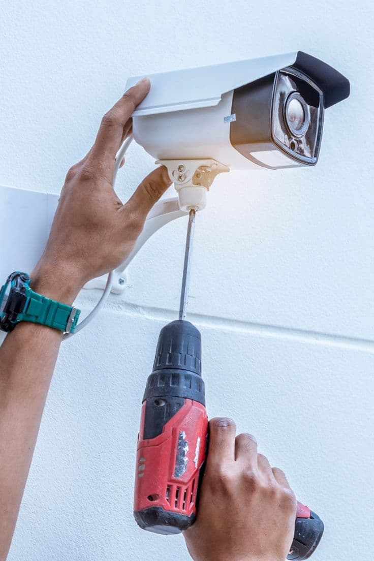 Caméra de vidéosurveillance installée en extérieur